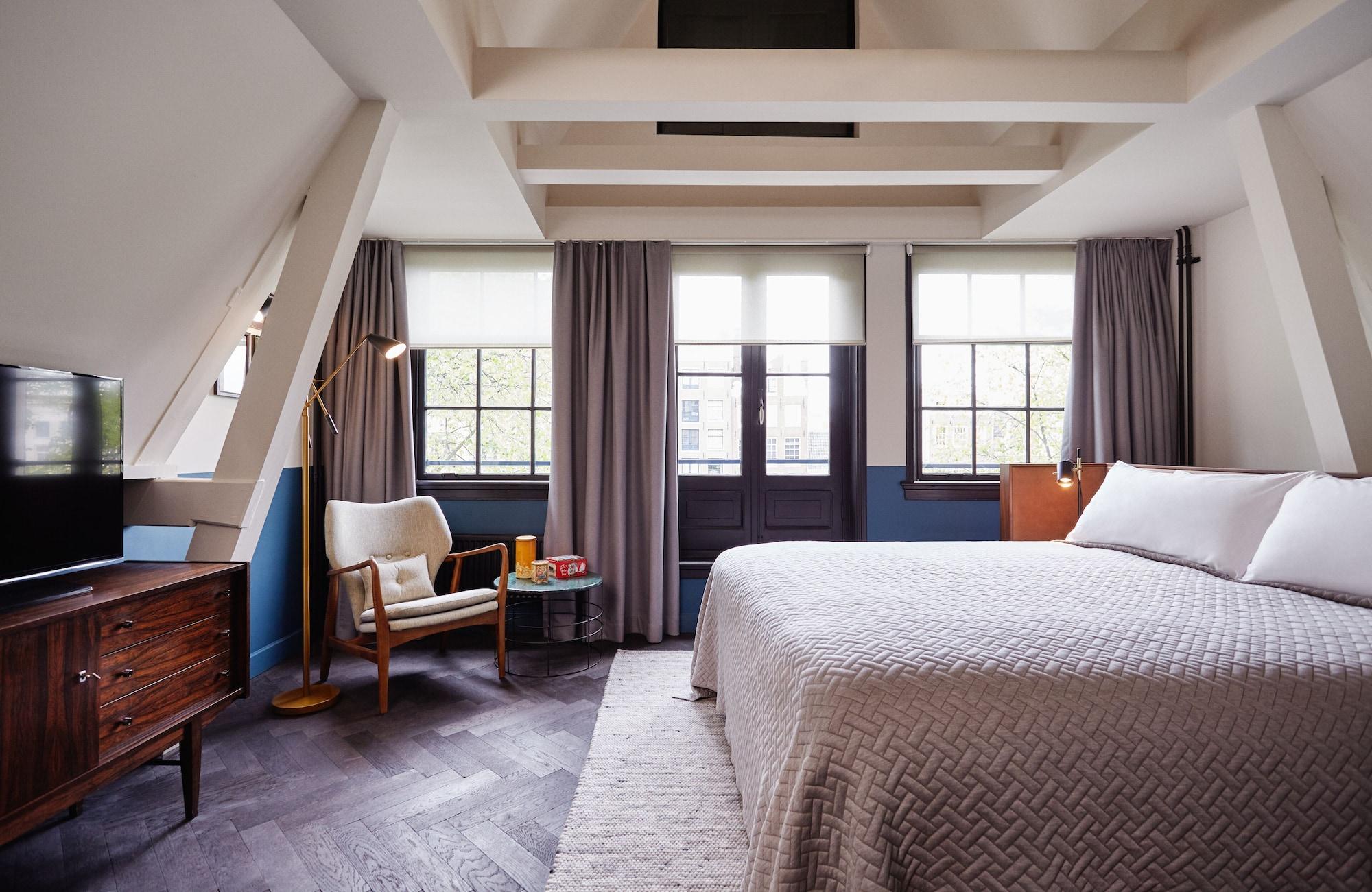 Roomy, Canal View