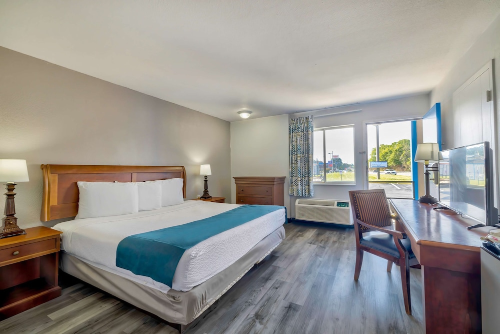 DELUXE, KING BED