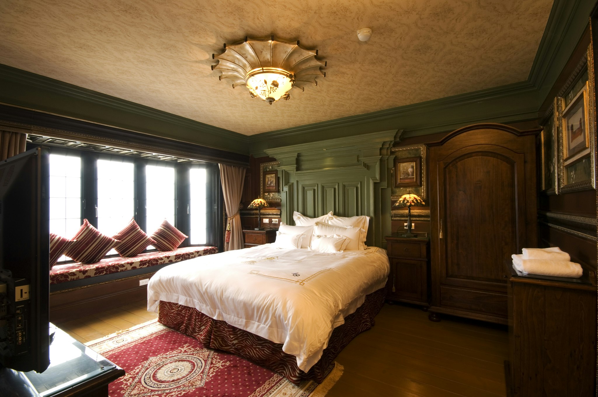 The Old England Manor 19/61