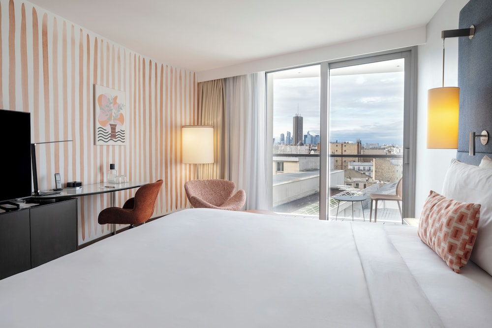 غرفة بريستيج بسرير كينج بشرفة، Renaissance Paris Arc de Triomphe Hotel 2/10