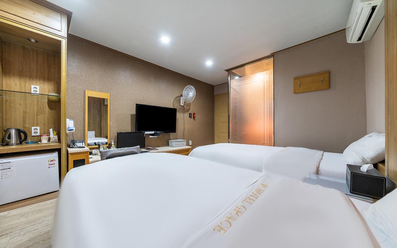 Room, Single, Twin Beds