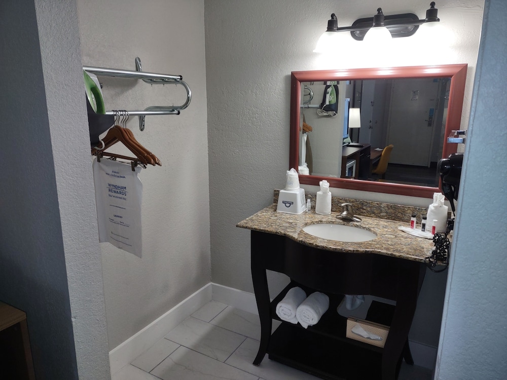 Days Inn by Wyndham Port Charlotte/Punta Gorda 32/50