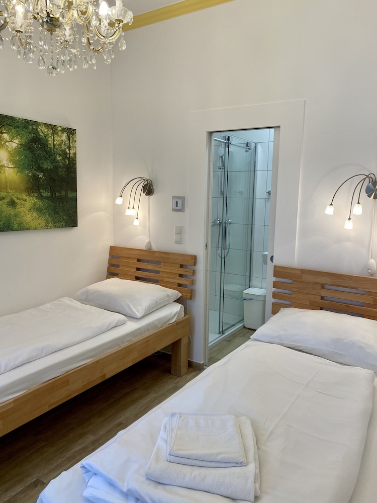 CITY, TWIN BEDS, PRIVATE BATHROOM