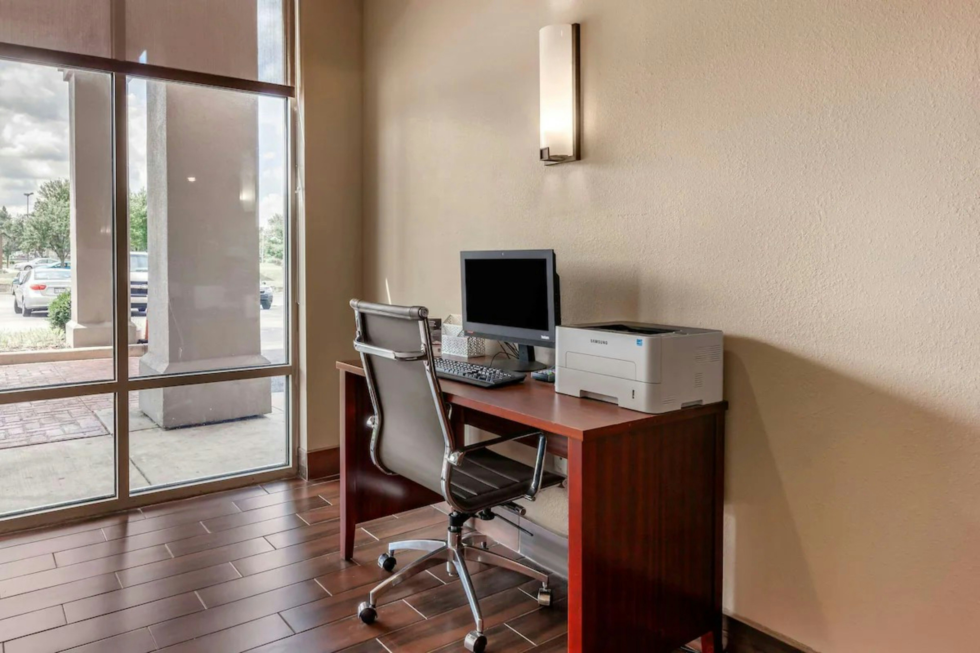 Holiday Inn Express And Suites Milwaukee Nw Park Place 66/79