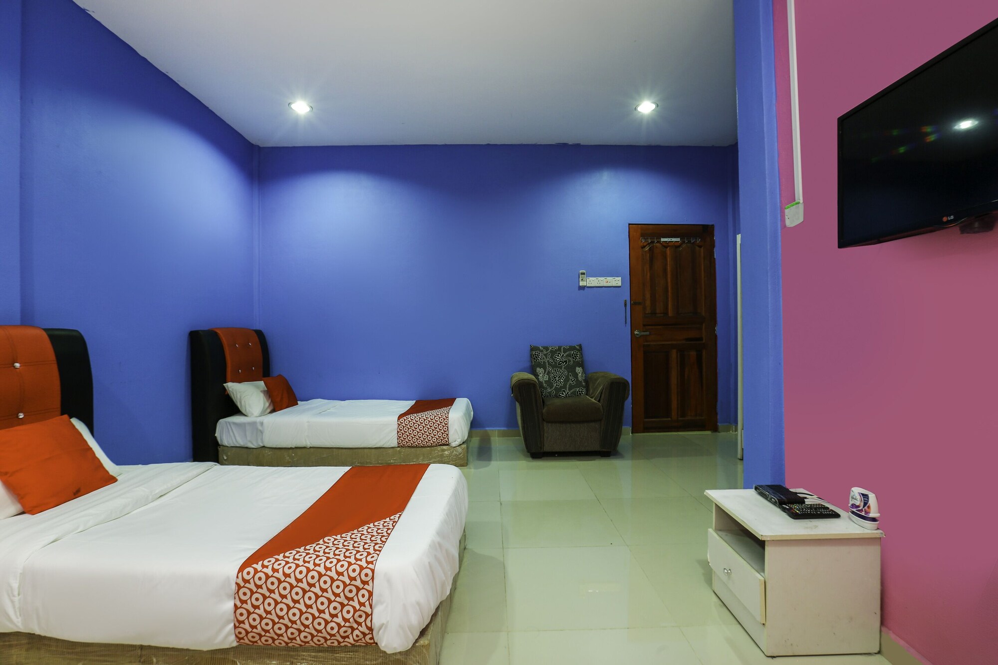 غرفة ديلوكس ثلاثية بسرير مزدوج وسرير فردي، OYO 89933 Nun Hotel 2/4