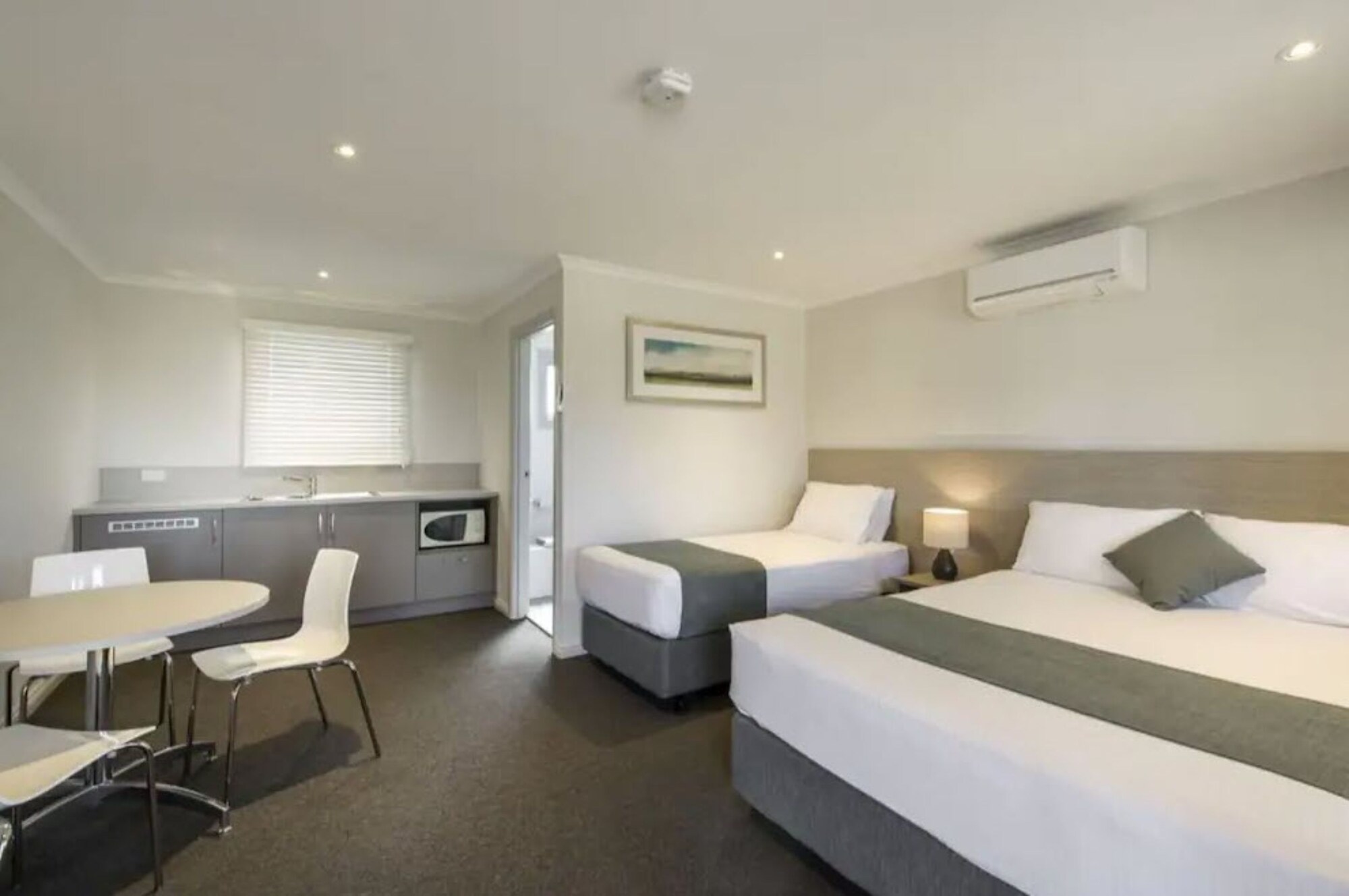 COTTAGE, STUDIO, 1 QUEEN AND 1 SINGLE BED