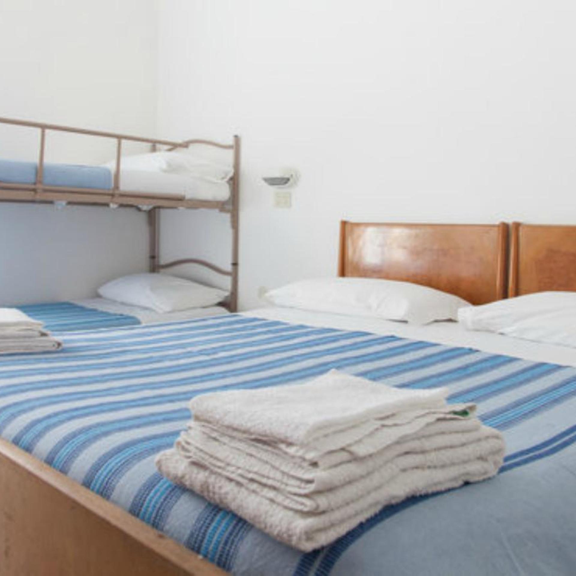 Room, Quadruple