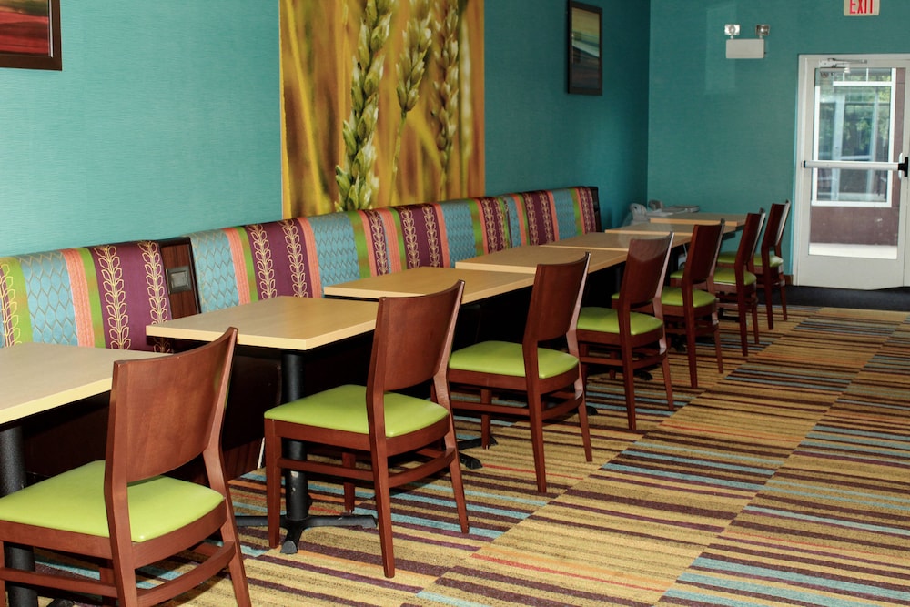 Fairfield Inn Suites Fairmont 14/19