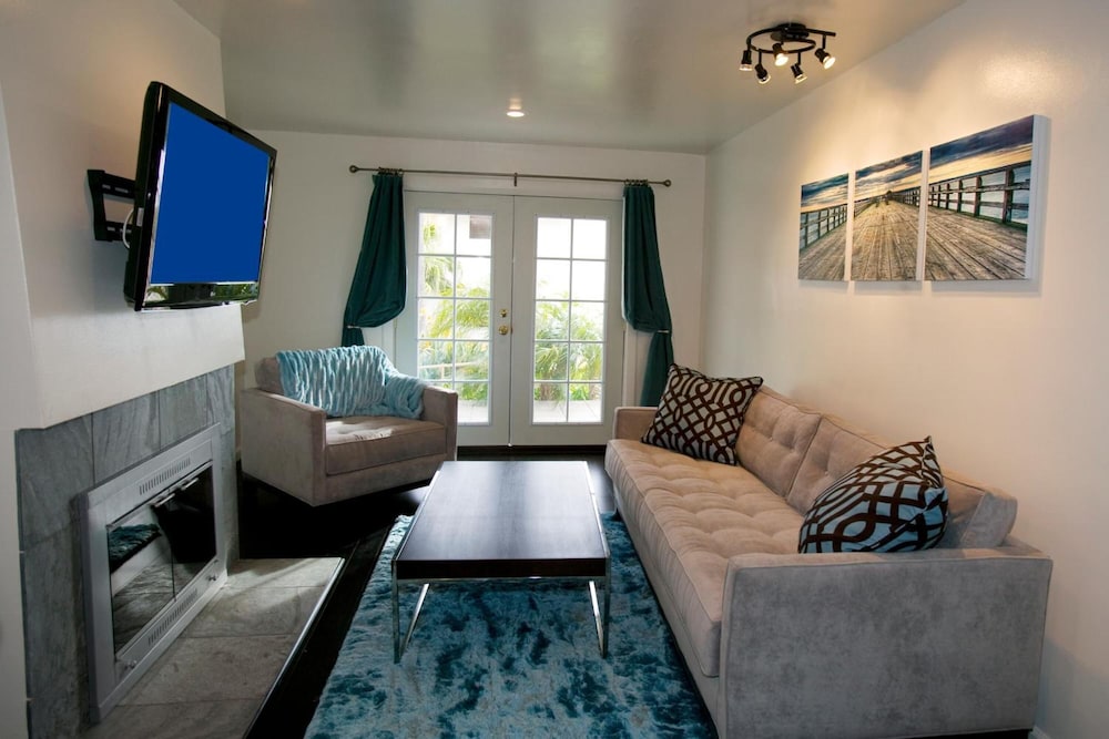 Oceanside Marina Suites 24/43