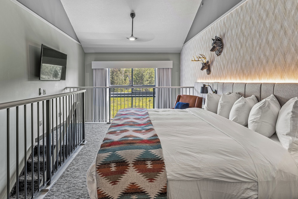 LOFT, SUPERIOR, SUITE, KING BED