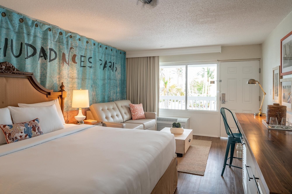 LOLA, PREMIUM, KING BED, PATIO