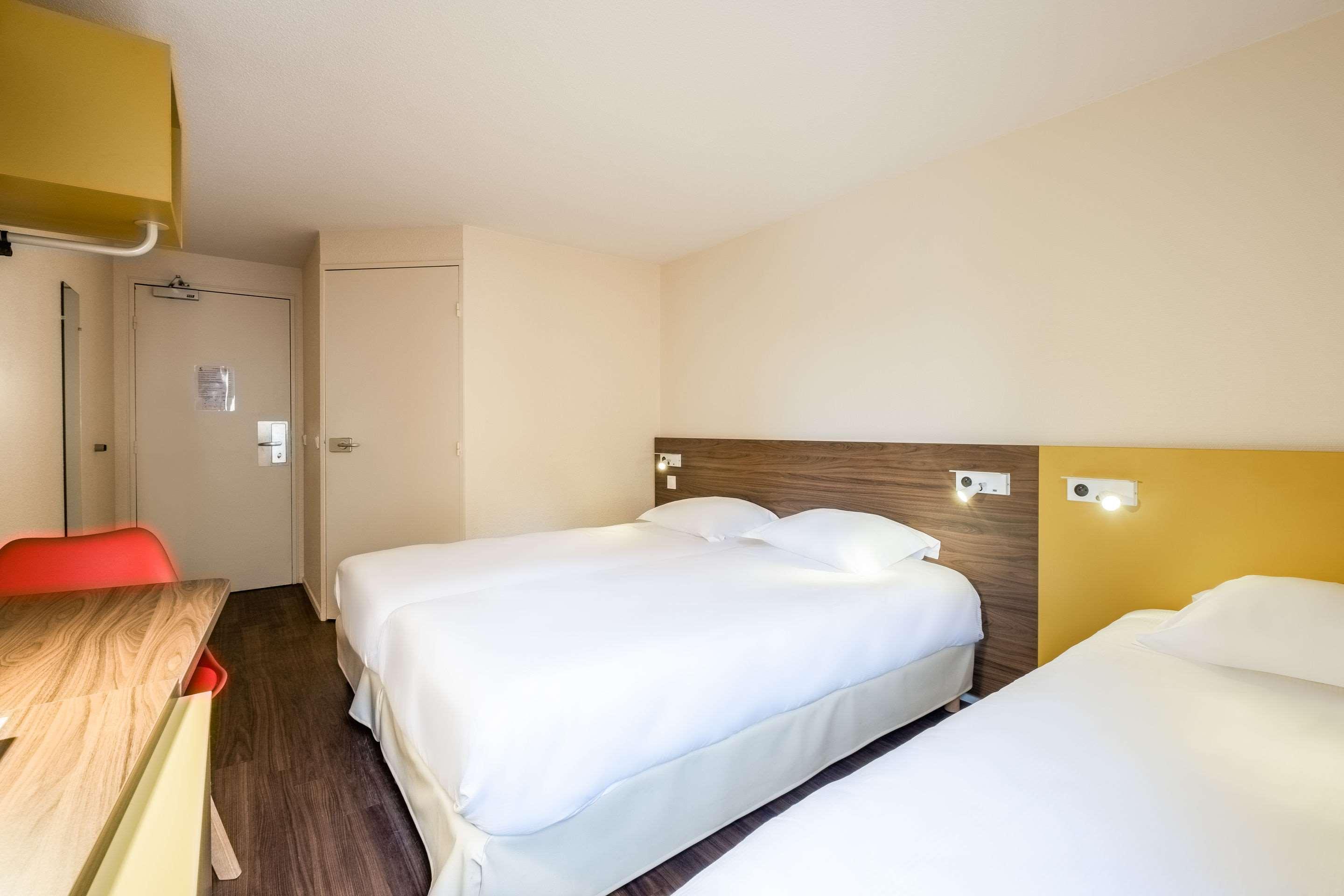 ROOM, 3 BEDS