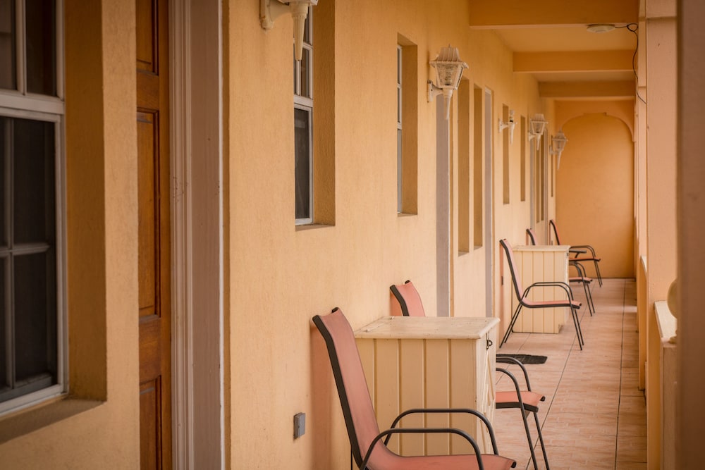 Connies Comfort Suites 26/50
