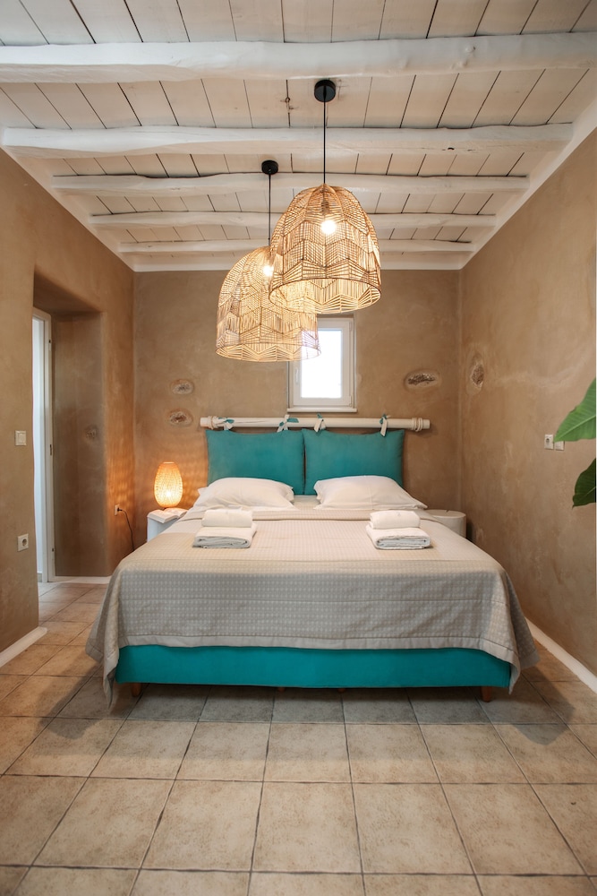2 BEDROOMS, TRADITIONAL, VILLA, 1 QUEEN AND 1 SINGLE BED, POOL VIEW, SOFA, PRIVATE POOL