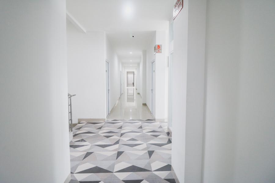 RedDoorz Plus near Living Plaza Jababeka 6/35