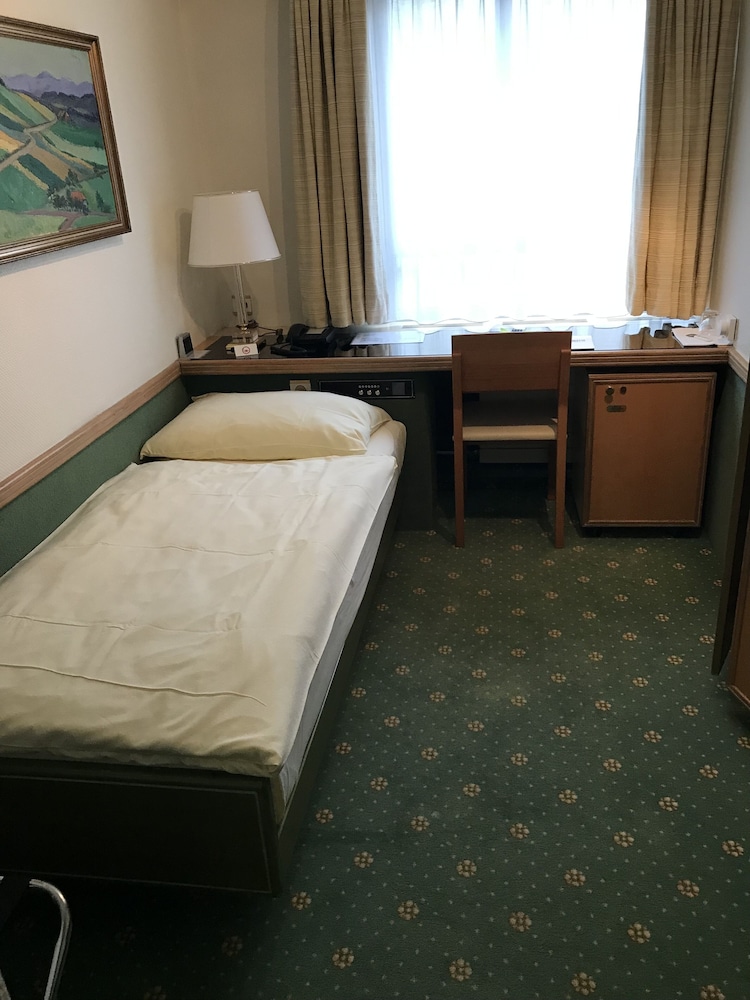 ROOM, SINGLE