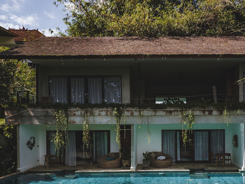 The Pandora Hotel 2/50