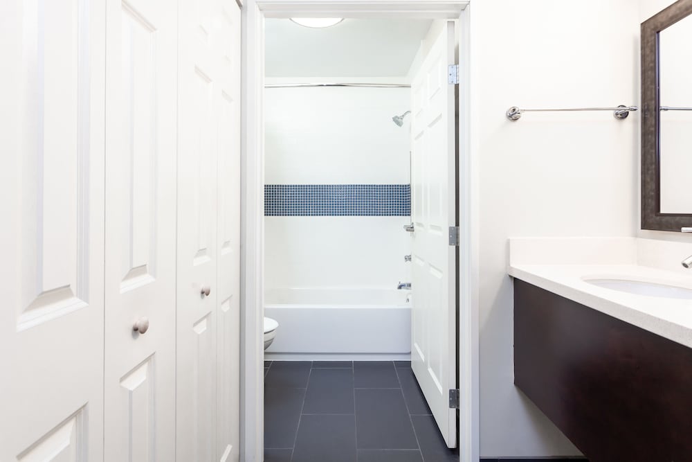 جناح بسريرين كوين بغرفة نوم واحدة مع أريكة بمطبخ، Staybridge Suites Phoenix - Chandler 9/10
