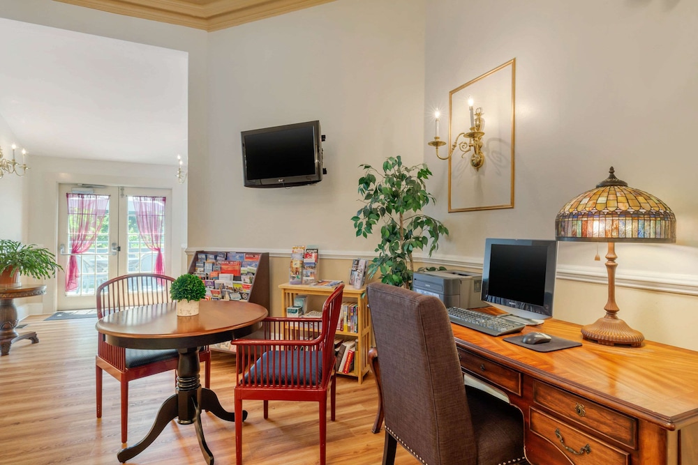 The Carriage House Inn Newport 40/44
