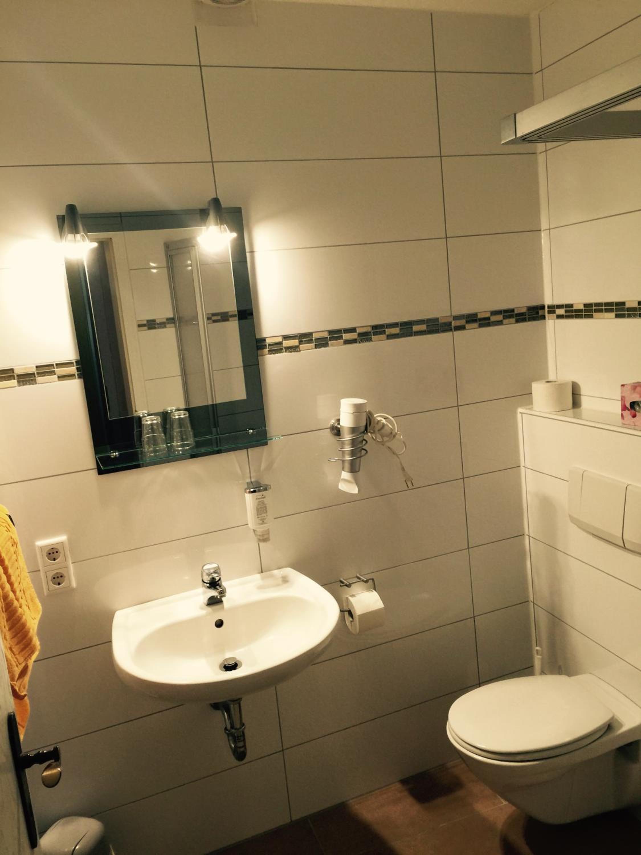 غرفة بسرير مزدوج بحمام خاص، Hotel Restaurant Alt Wehlheiden 7/7