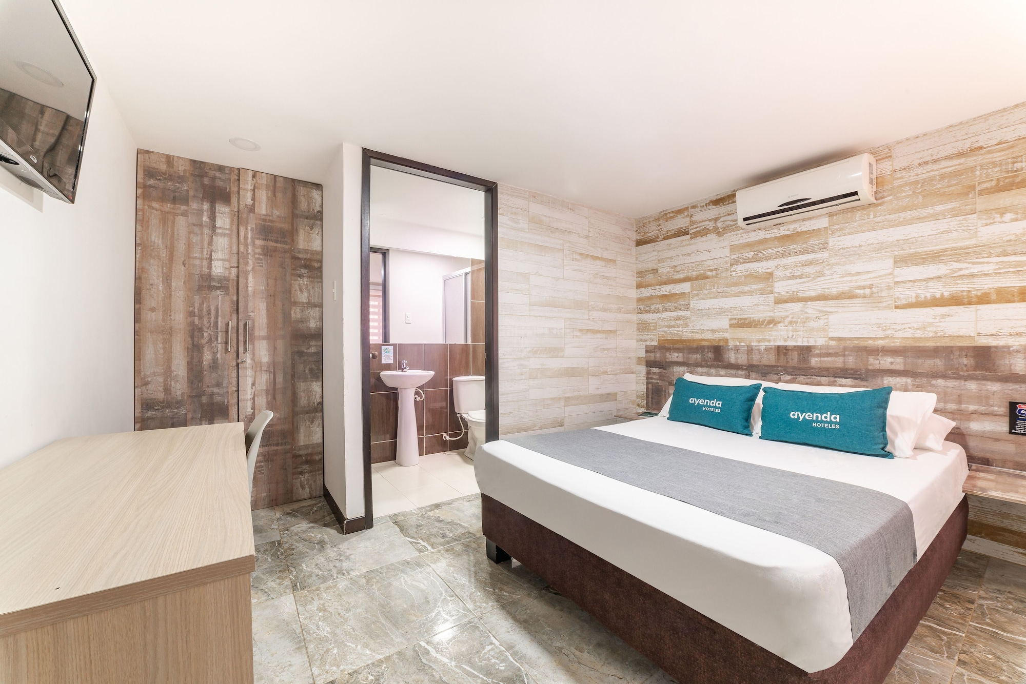 ROOM, DOUBLE BED
