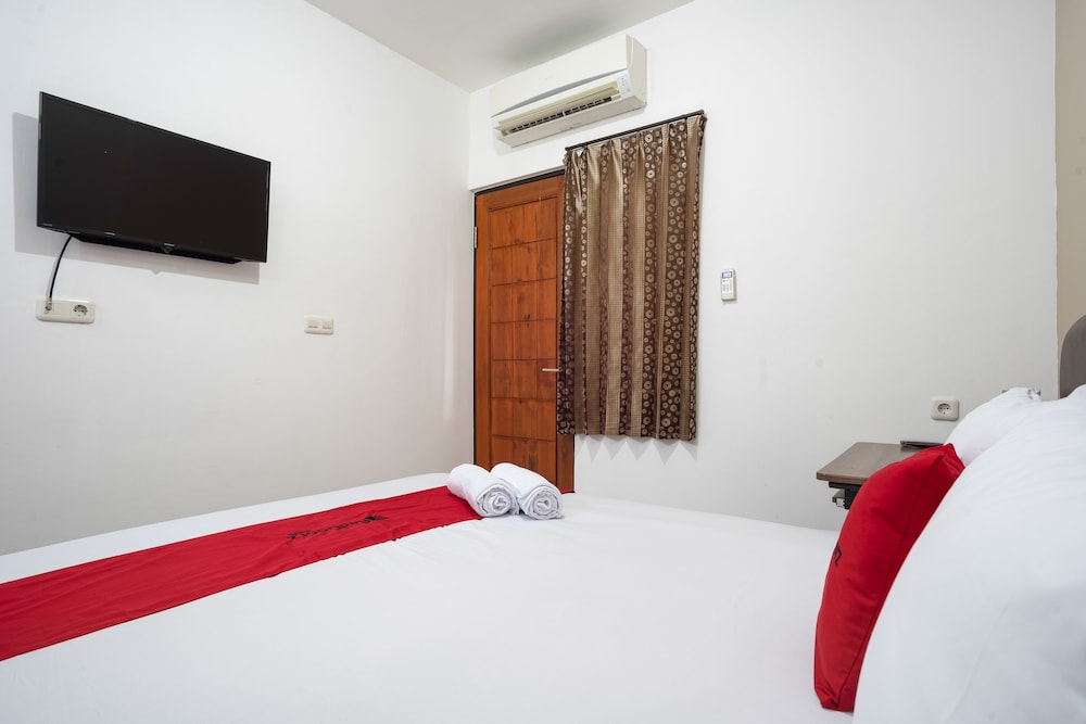 RedDoorz near Eka Hospital BSD City 10/29
