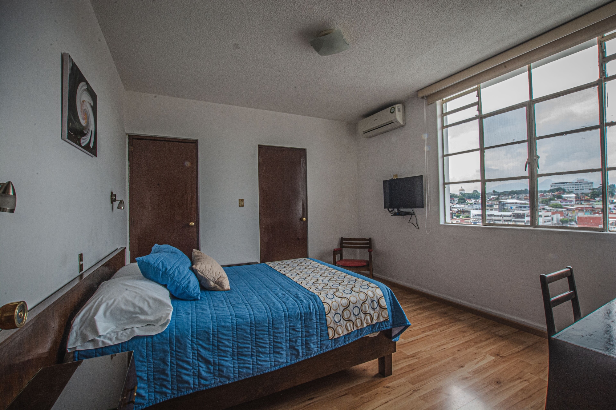 ROOM, SINGLE