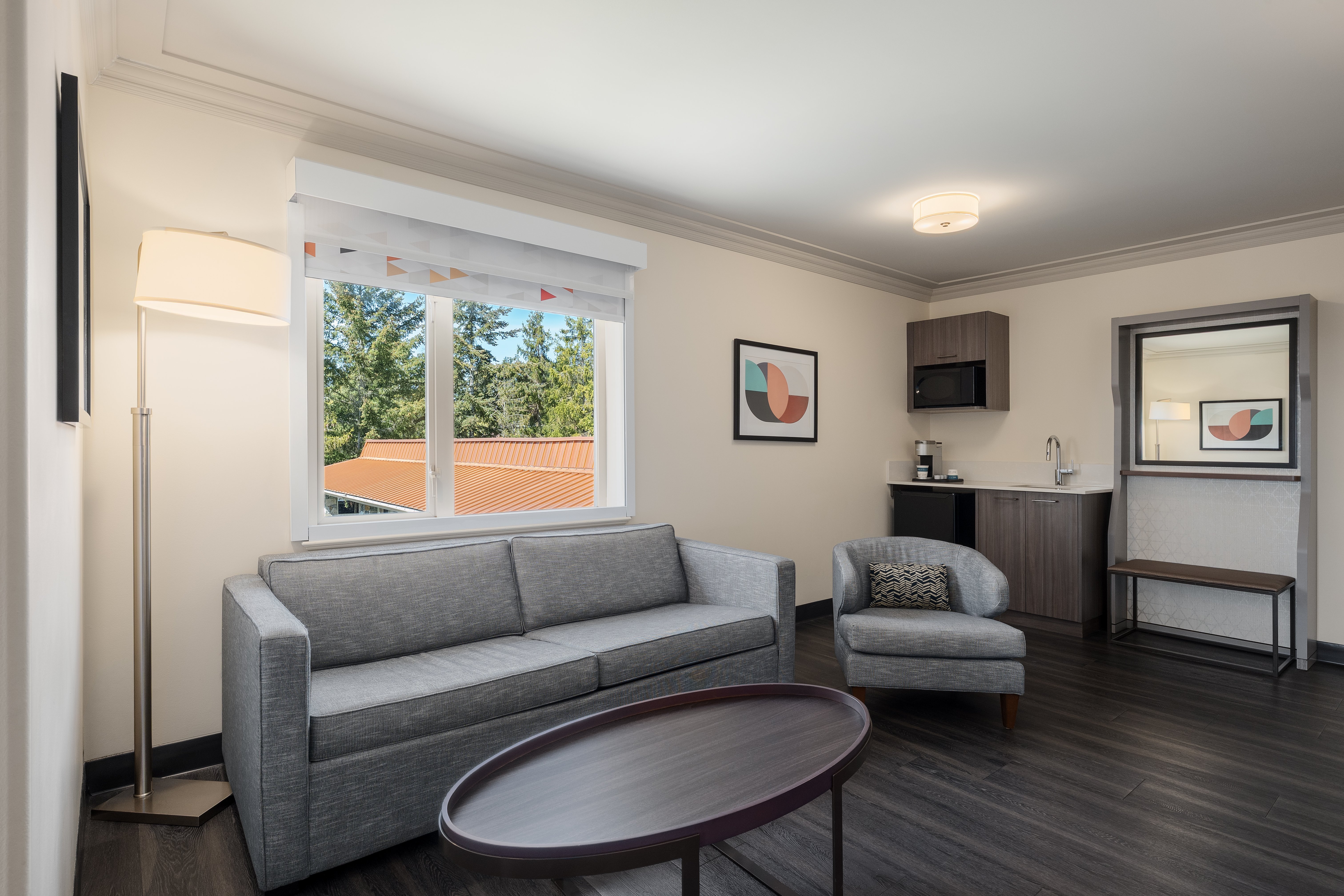 Elk Lake Inn Suites Victoria 44/81