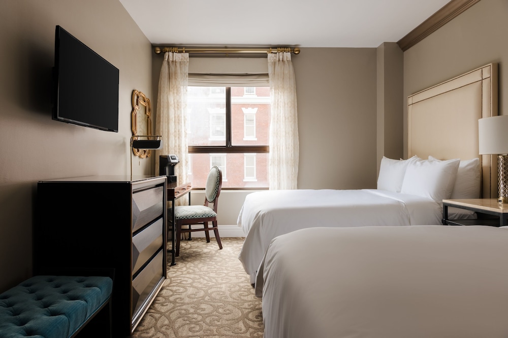 DELUXE, 2 DOUBLE BEDS