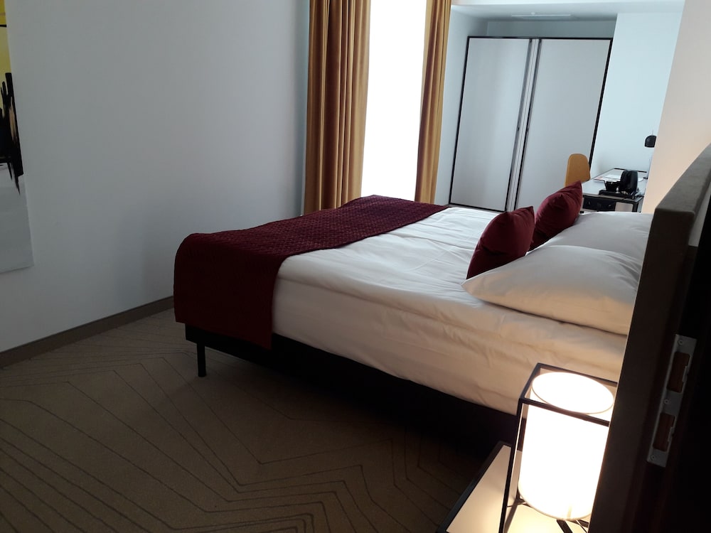 1 BEDROOM, SUITE, TWIN BEDS