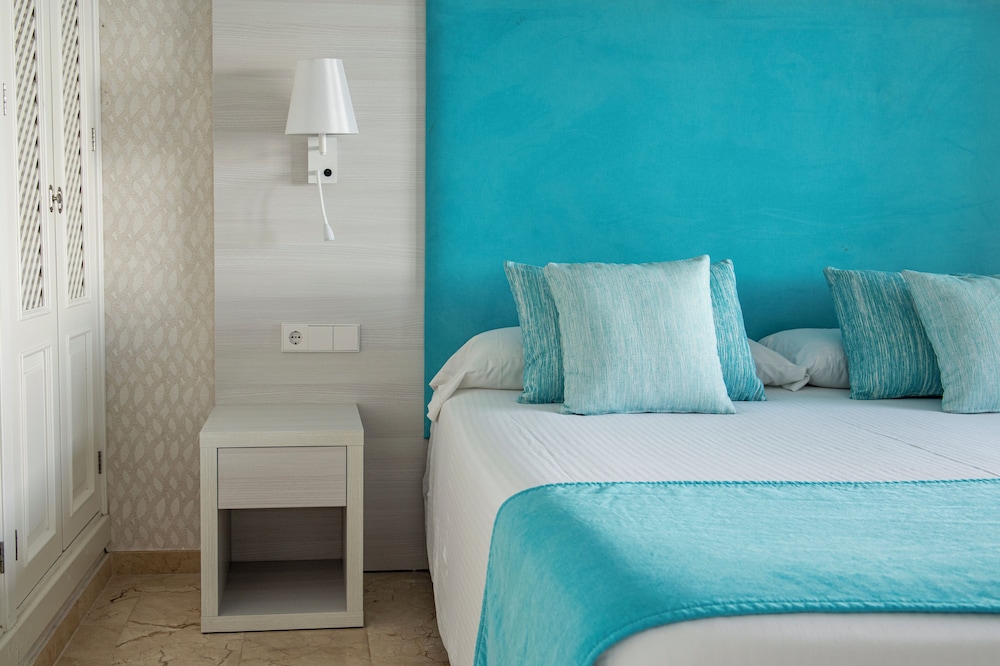 1 Bedroom, Deluxe, Suite, Queen Bed, Ocean Front, Sea View, Sofa