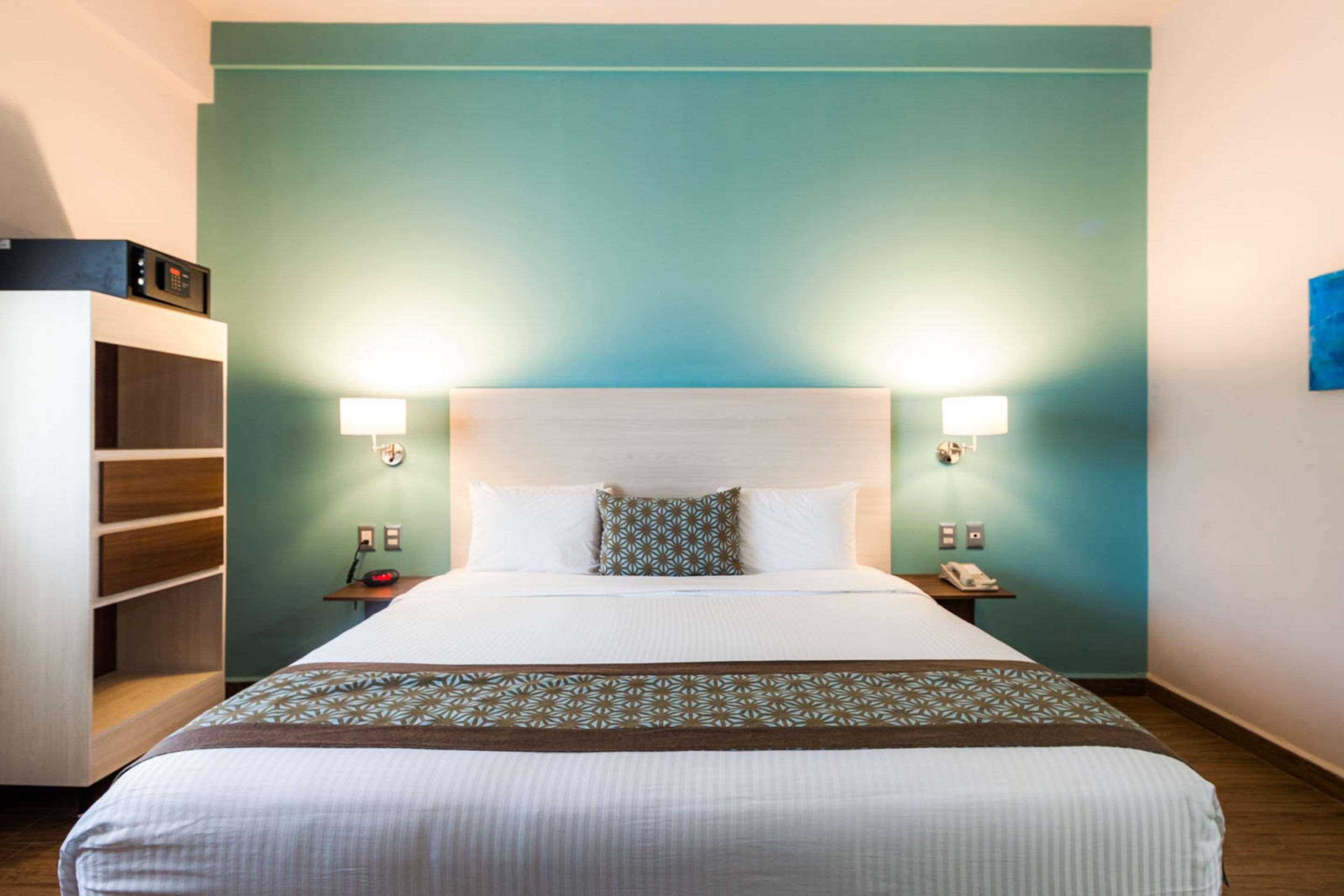 ROOM, KING BED, ACCESSIBLE