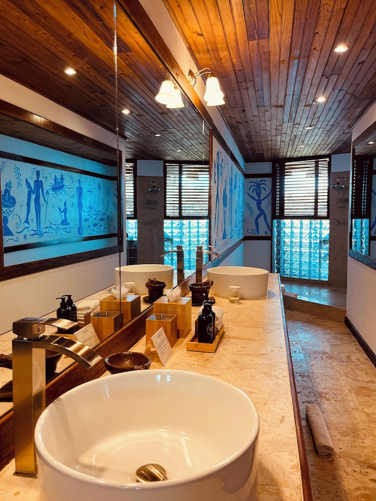 Premium, King Bed, Ocean or Peak View