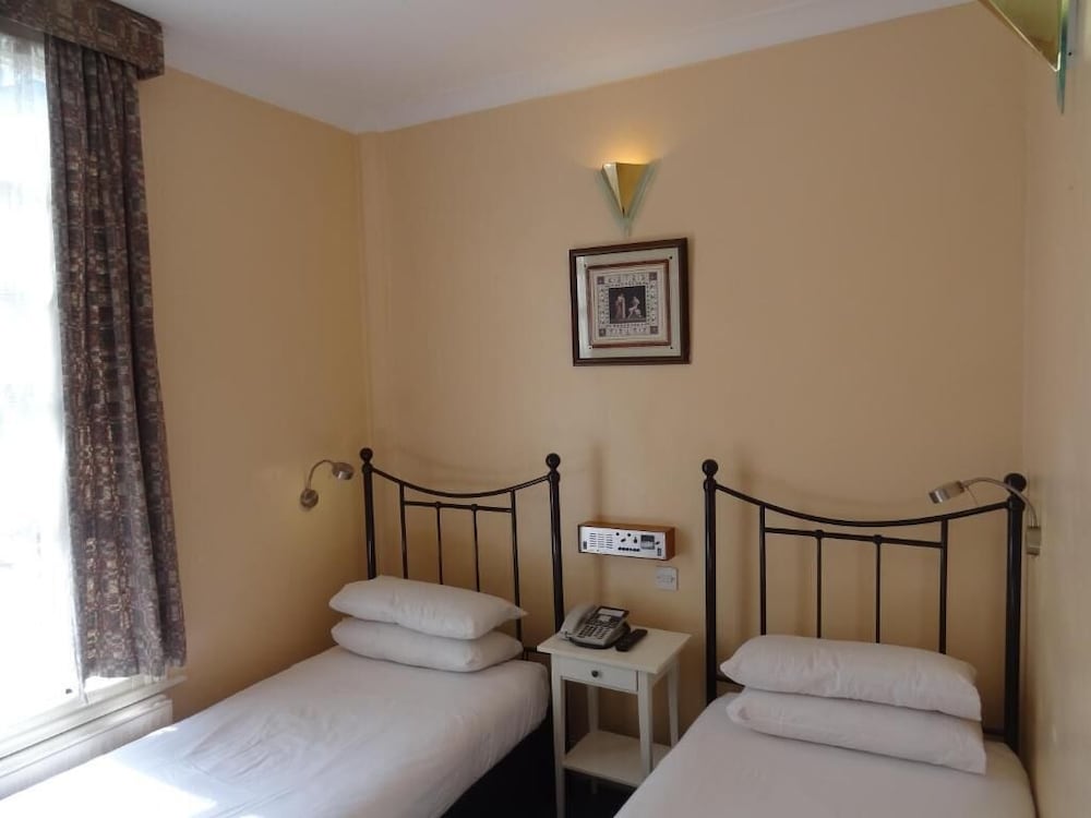 Manor Hotel 22/58
