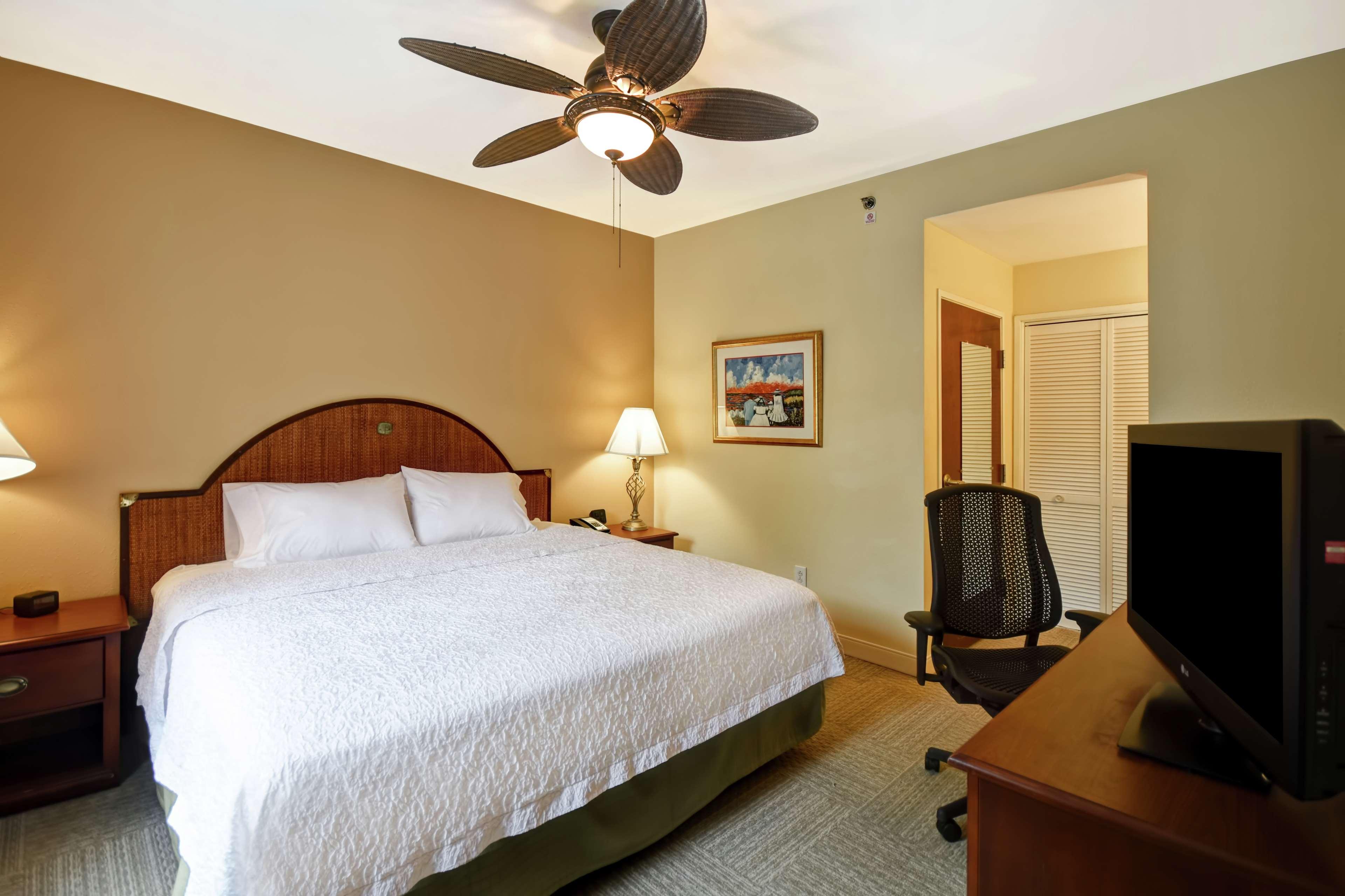 1 BEDROOM, SUITE, KING BED, KITCHENETTE