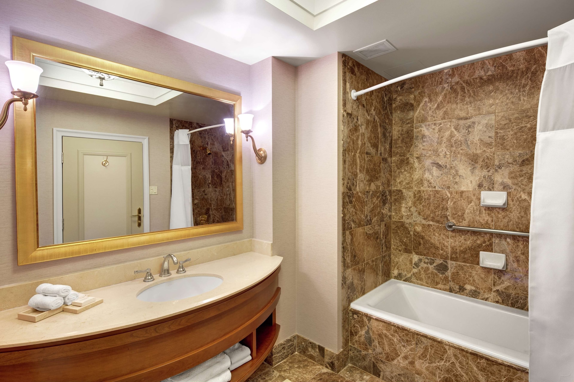 غرفة كلاسيكية بسرير كينج، Hilton Lac Leamy 6/7