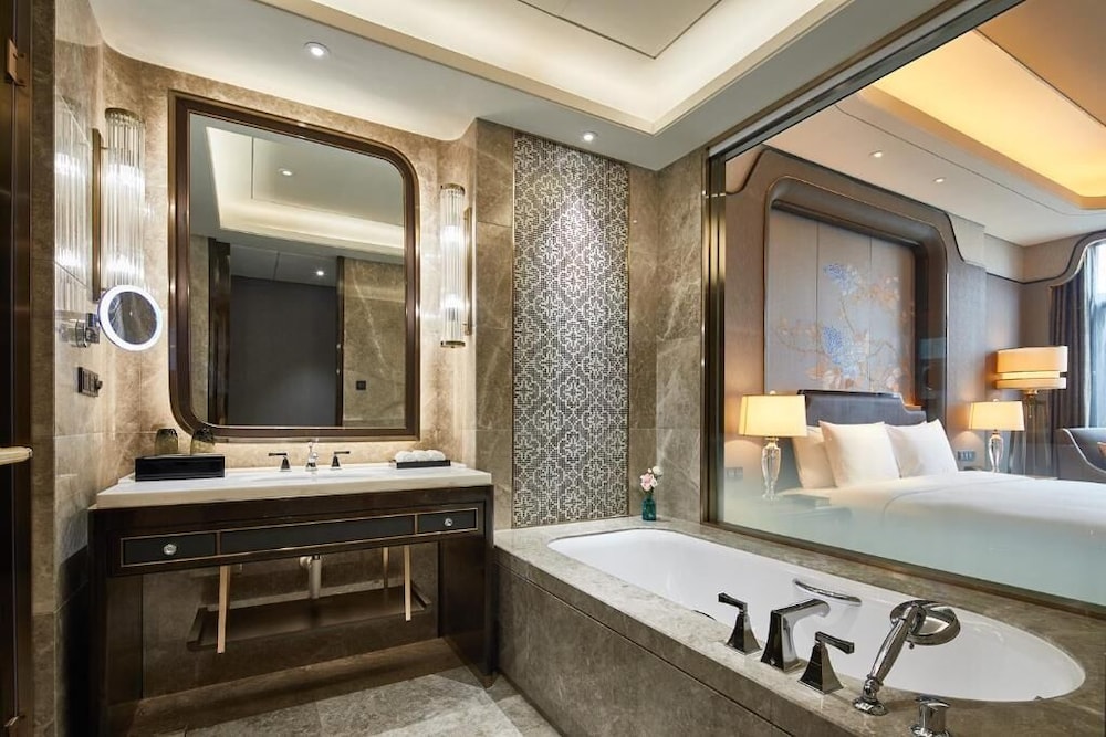 DELUXE, SUITE