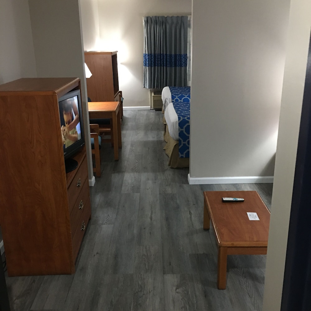 Baymont by Wyndham Adairsville 8/41
