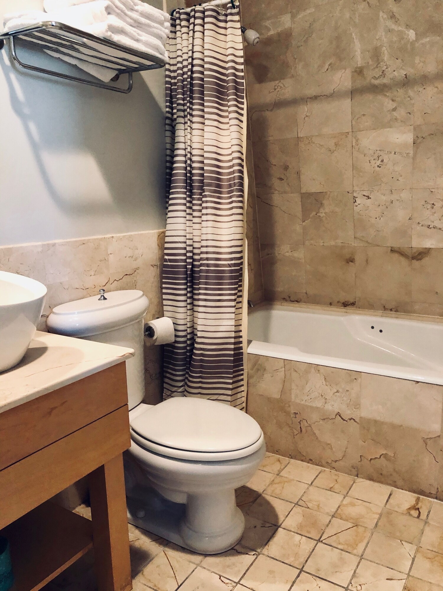 Room, Queen Bed, Bay View، Enzo 2/2