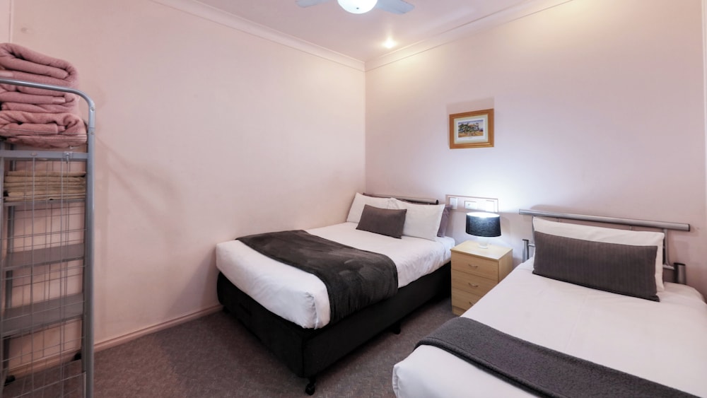 2 Bedrooms, Family Suite, 1 Single and 2 Queen Beds, Accessible