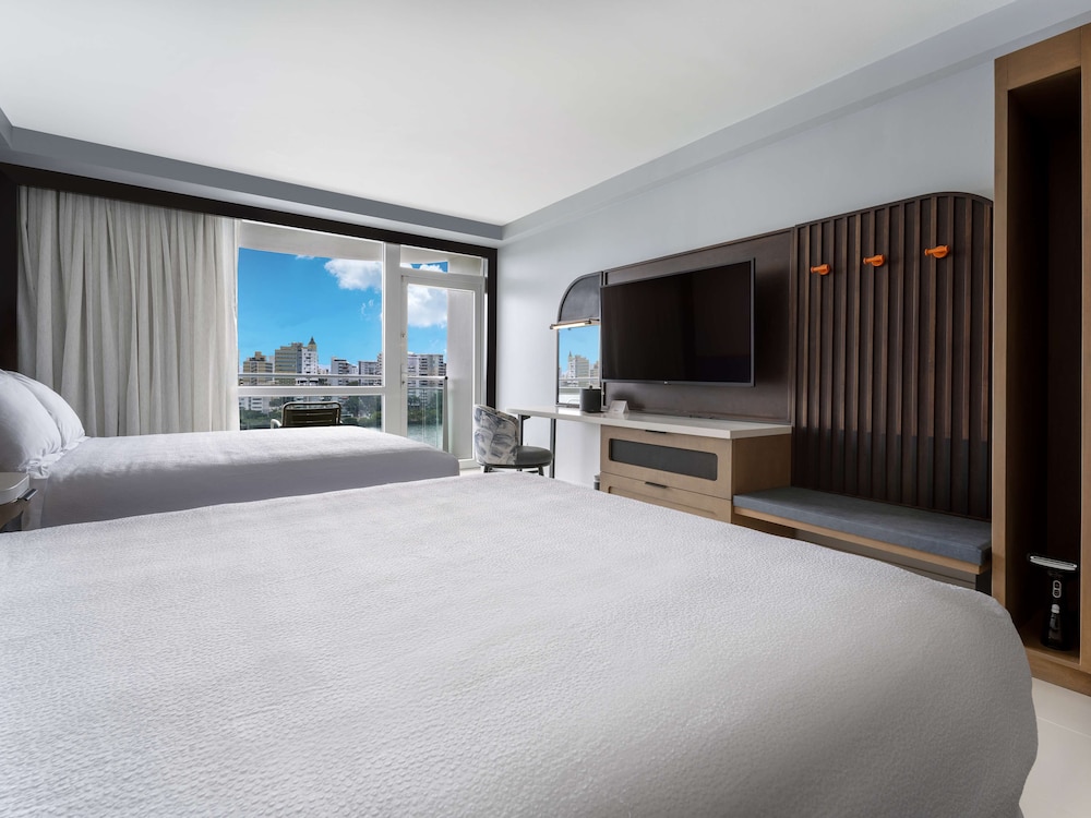 Room, 2 Queen Beds, Bay View, Bathtub