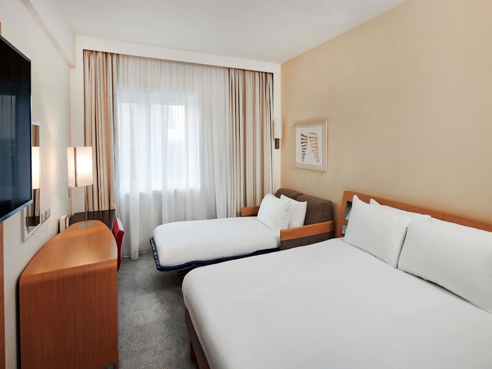EXECUTIVE, QUEEN BED, SOFA