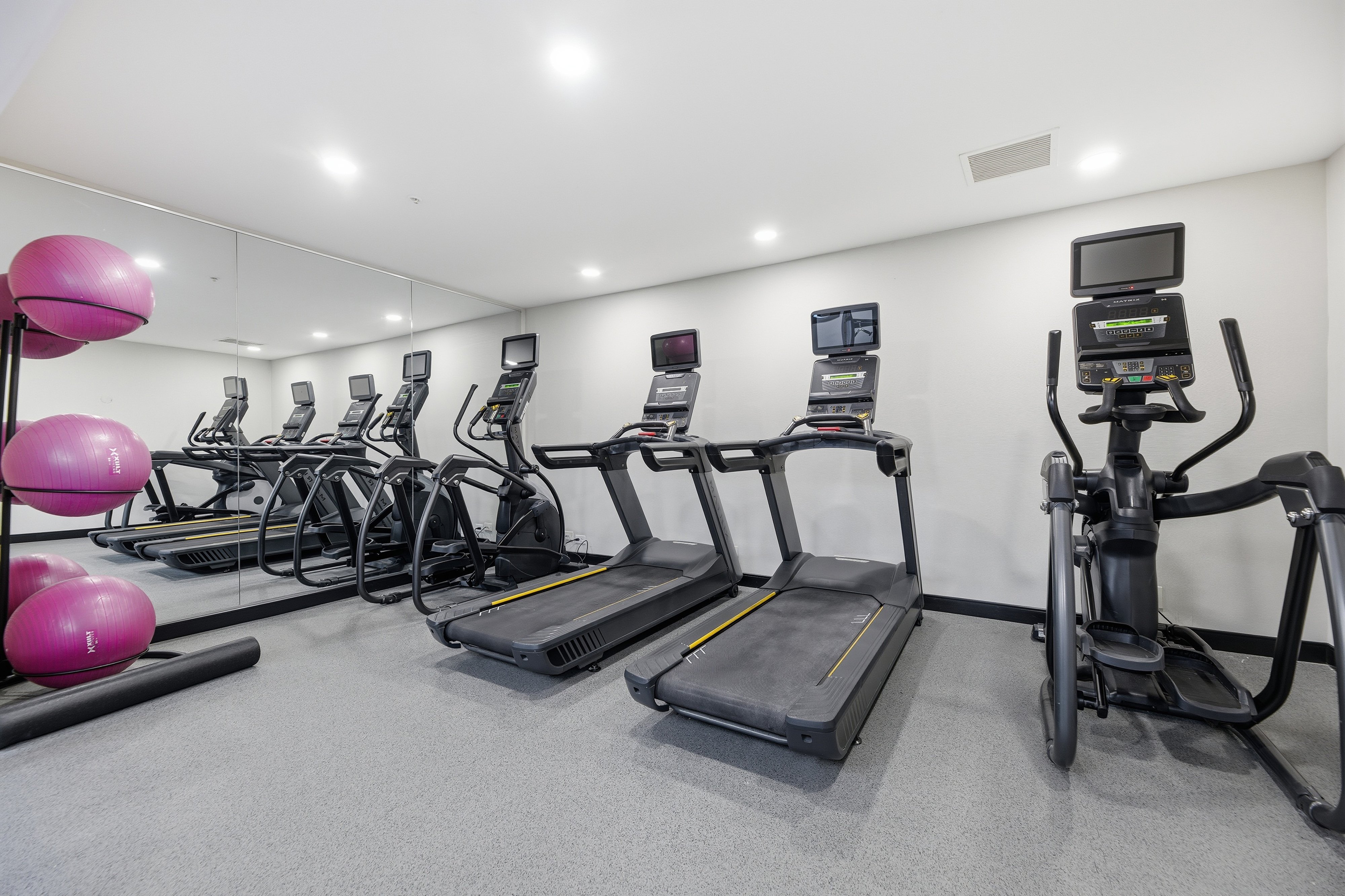 Holiday Inn Express & Suites Raleigh West - Lenovo Center 76/102