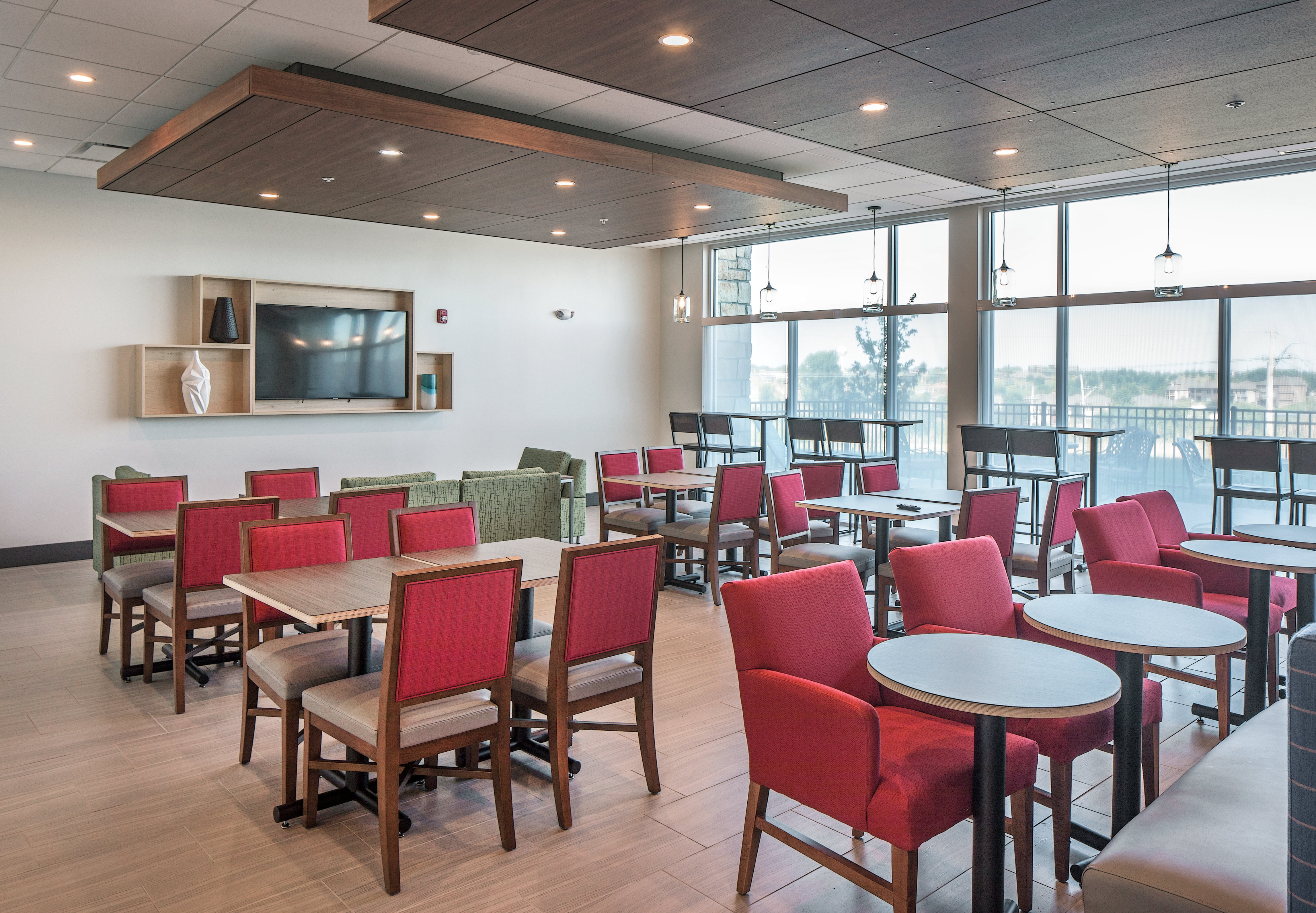 Holiday Inn Express Suites West Omaha Elkhorn 19/29