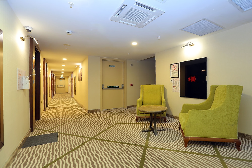 Q Hotel 24/34