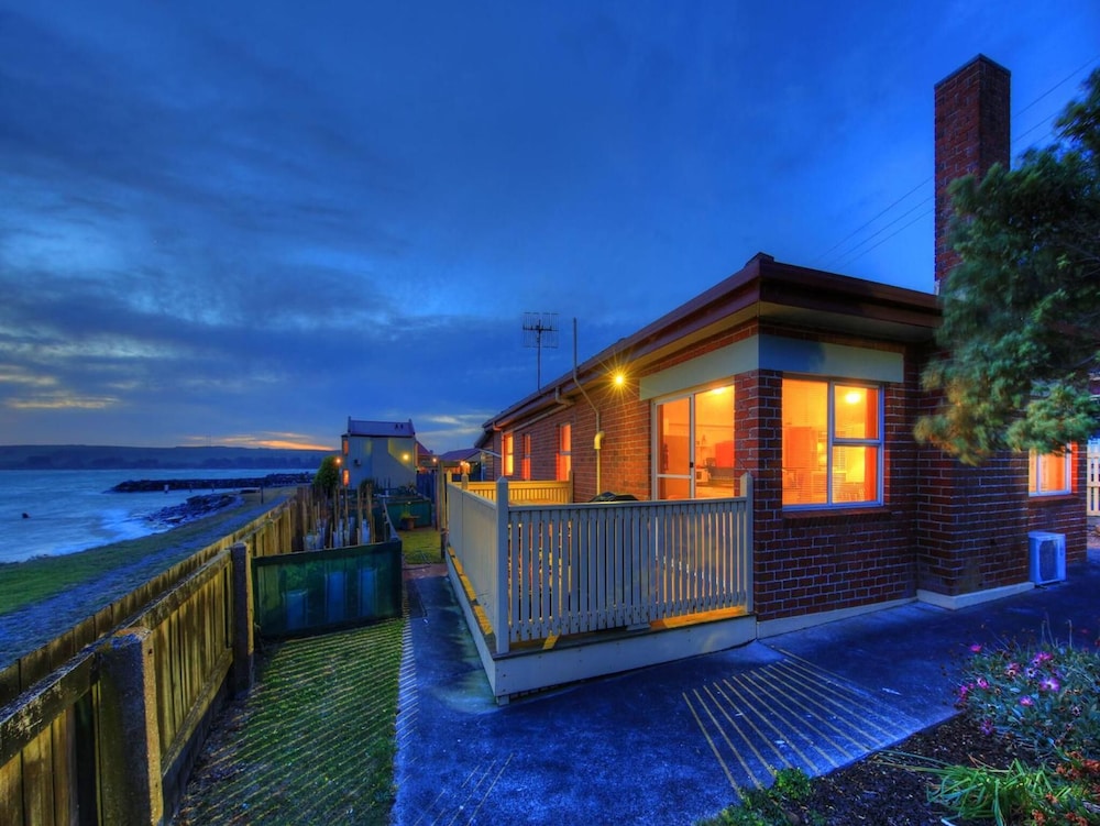 STANLEY VILLAGE WATERFRONT ACCOMMODATION 4/70