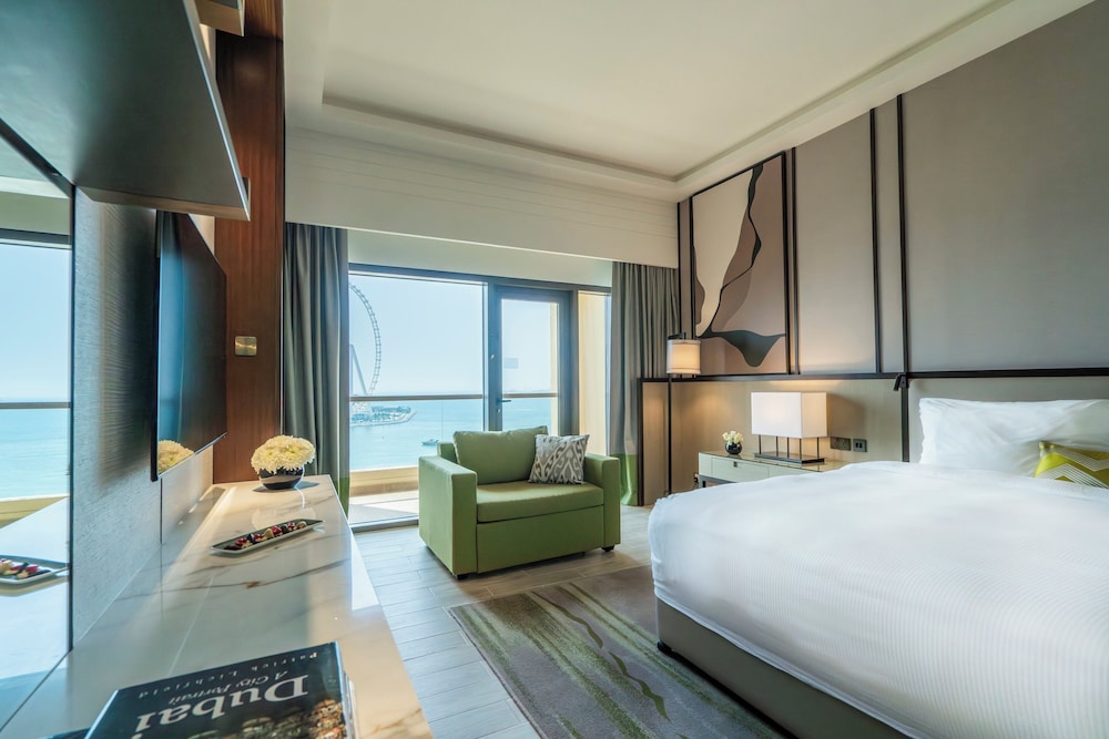 SEA FRONT ONE BEDROOM SUITE WITH BALCONY AND LOUNGE ACCESS