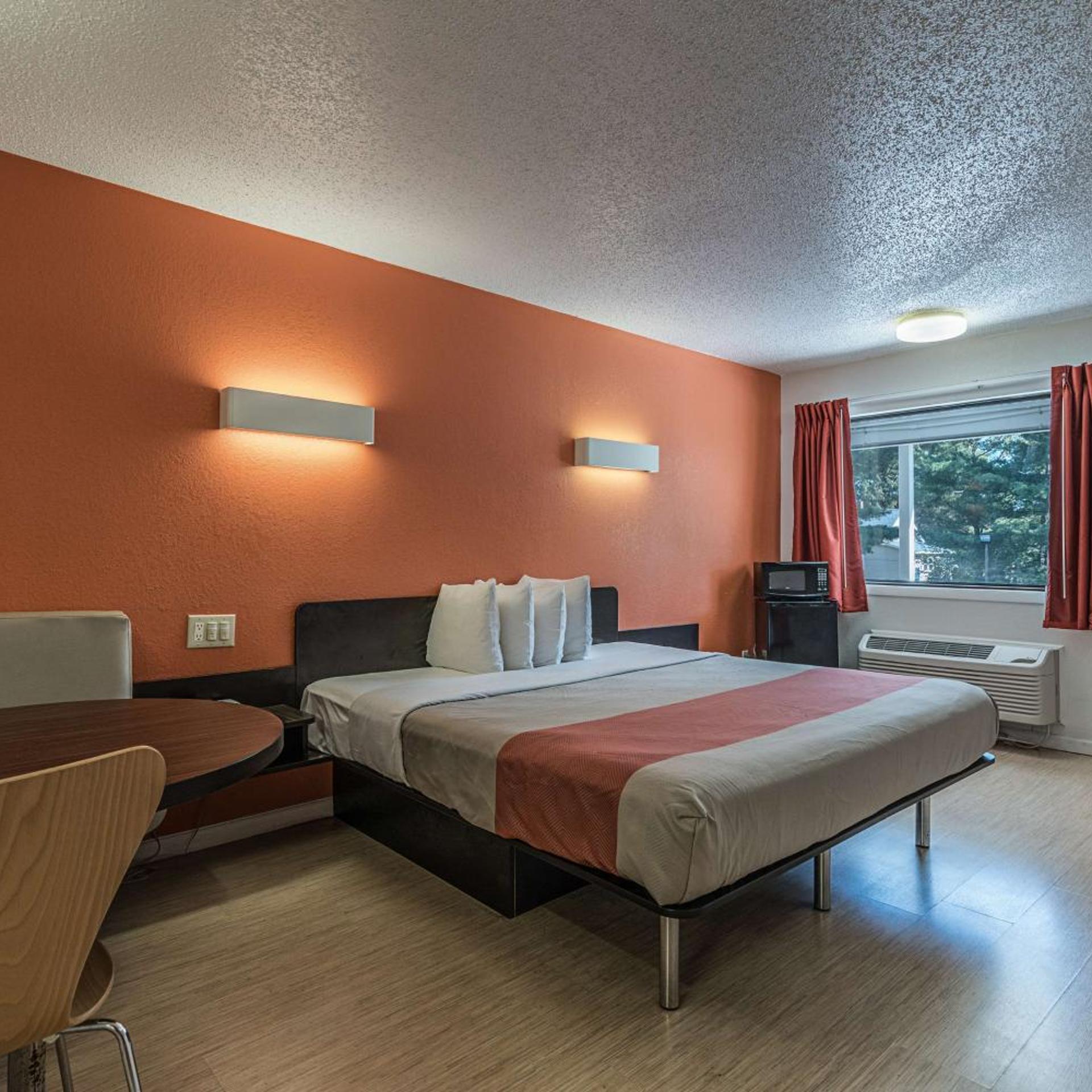 ROOM, KING BED, SMOKING