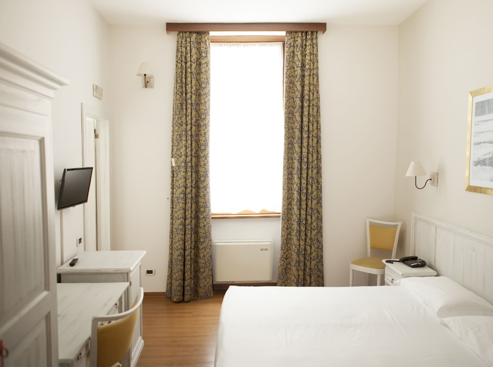 STANDARD, DOUBLE OR TWIN BED, HILL VIEW