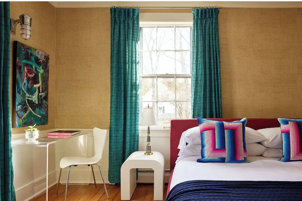 House, King Bed